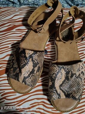 CLARKS -Tan Snake-Print Ankle-Strap Sandals- 12 ,😲🔥( nwot)